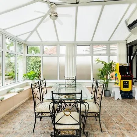 Beautiful 6 Bedroom House For 17 Guests Next To Edgbaston Stadium Birmingham Exterior photo