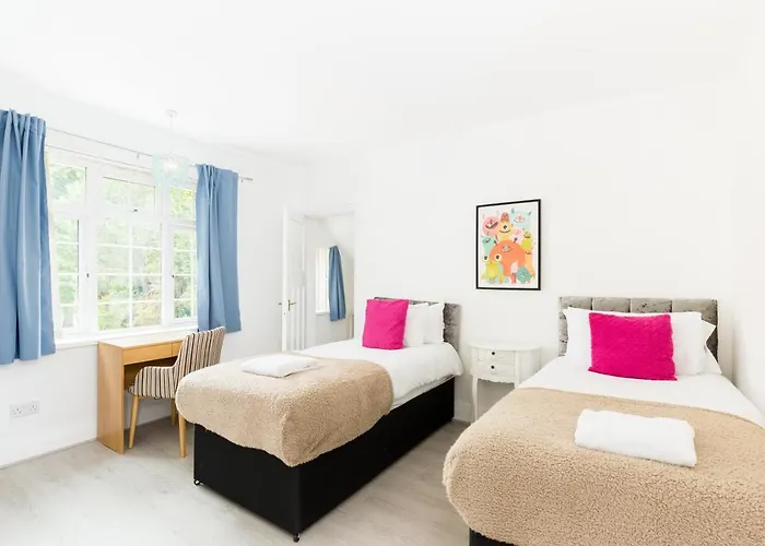 Beautiful 6 Bedroom House For 17 Guests Next To Edgbaston Stadium